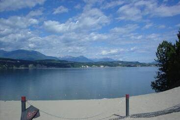 Akiskinook Lake Resort! 1 Bedroom Townhouse! Rent Monthly, Weekly, Private Entrance, Gas Bbq, Wi Fi