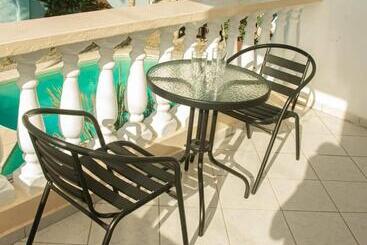 تختخواب و صبحانه Occupant Apartments