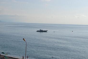 هتل Beach Front Seaside