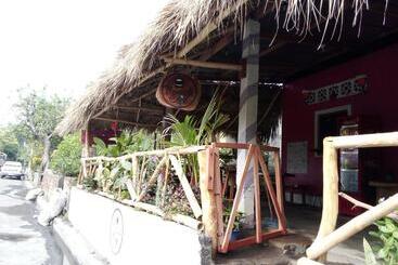 هتل کپسول Mamacita Café House