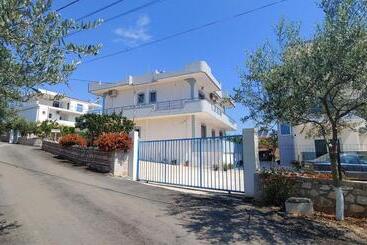 هتل Villa Leonel