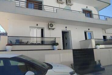 هتل Villa Leonel