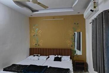 پانسیون Tara Guest House