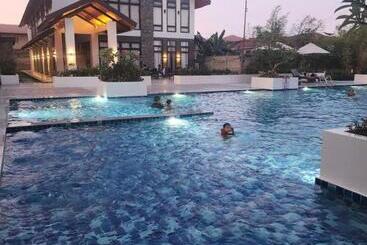 Royal Ocean Crest