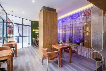 重庆陌遇酒店   人民大礼堂地铁站店