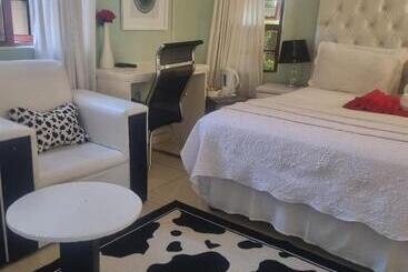 پانسیون Apelles Palace Guest House