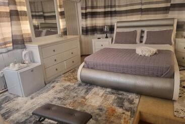 پانسیون Apelles Palace Guest House