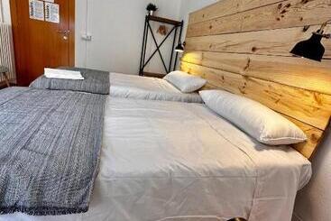 پانسیون Hostal Atuaire Home