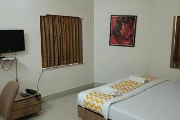 پانسیون Poulomi Hotel & Associate