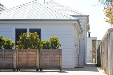 پانسیون Port Fairy Bnb   The Blue Suite