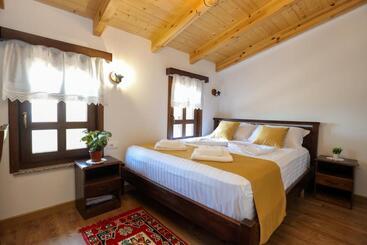 پانسیون The House Of Dollma , Inside Kruja Castle