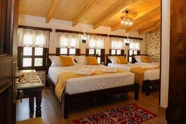 پانسیون The House Of Dollma , Inside Kruja Castle
