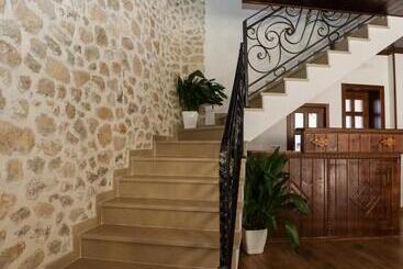پانسیون The House Of Dollma , Inside Kruja Castle