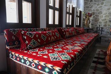 پانسیون The House Of Dollma , Inside Kruja Castle