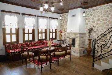 پانسیون The House Of Dollma , Inside Kruja Castle