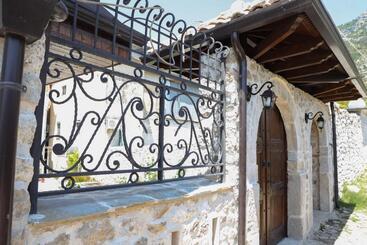 پانسیون The House Of Dollma , Inside Kruja Castle