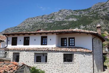 پانسیون The House Of Dollma , Inside Kruja Castle