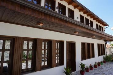 پانسیون The House Of Dollma , Inside Kruja Castle