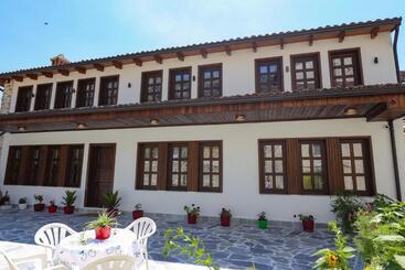 پانسیون The House Of Dollma , Inside Kruja Castle