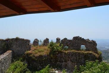 پانسیون The House Of Dollma , Inside Kruja Castle