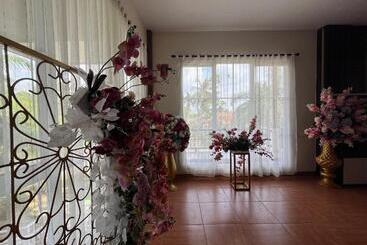 پانسیون Villa Zahira & House 2