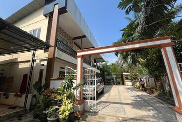 پانسیون Villa Zahira & House 2