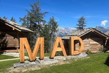 هتل Mad Retreat