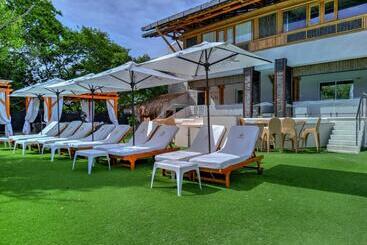 Pao Pao Hotel & Beach Club
