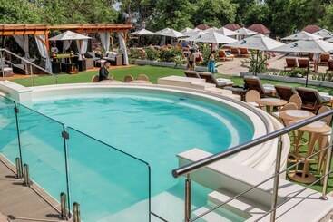 Pao Pao Hotel & Beach Club