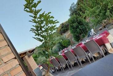 هتل Agriturismo Fontana Del Milo