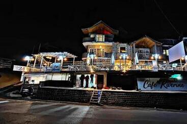 هتل Riverine Cafe & Cottages
