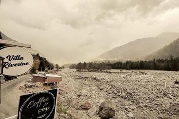 هتل Riverine Cafe & Cottages