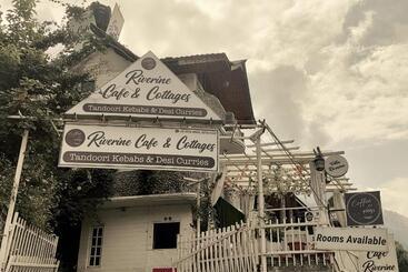 هتل Riverine Cafe & Cottages