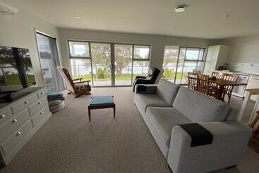 تختخواب و صبحانه Athenree Beach House