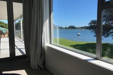 تختخواب و صبحانه Athenree Beach House