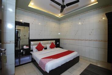 Oyo Hotel Blue Diamond