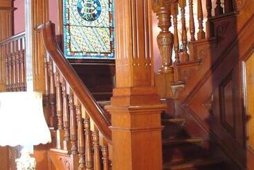 1884 Wildwood Bed And Breakfast Inn