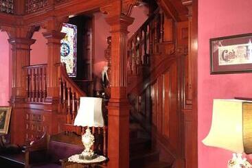 1884 Wildwood Bed And Breakfast Inn