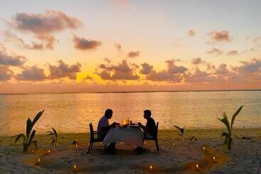 هتل Thoddoo Island Holiday Inn