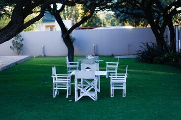 تختخواب و صبحانه The Hedge Guesthouse