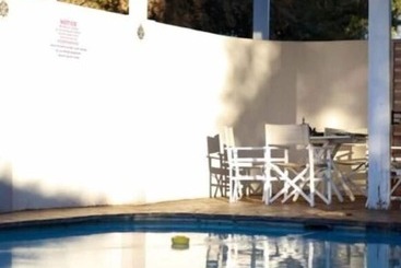 تختخواب و صبحانه The Hedge Guesthouse