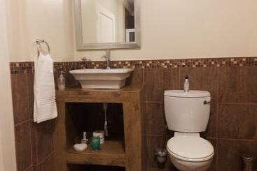تختخواب و صبحانه The Hedge Guesthouse