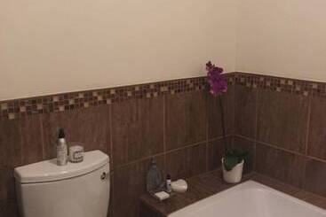 تختخواب و صبحانه The Hedge Guesthouse