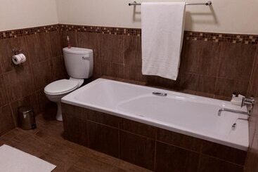 تختخواب و صبحانه The Hedge Guesthouse