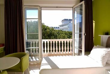 هتل Monaco & Garden