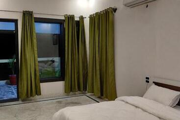 هتل Ganesh Guest House