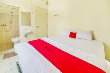 هتل Reddoorz Near Soekarno Hatta Airport 3