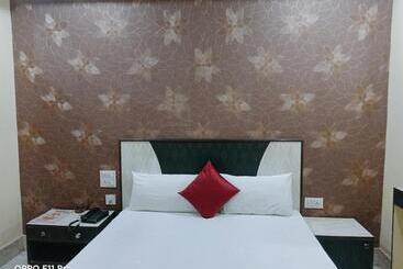 هتل Ambassador Inn