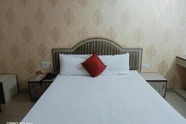 هتل Ambassador Inn