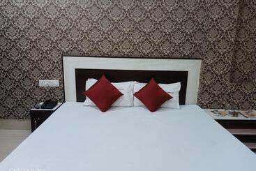 هتل Ambassador Inn